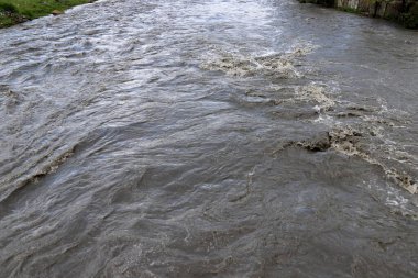 4 Temmuz 2023 Tiflis Georgia. Tiflis 'in merkezinde akan Kura nehri..