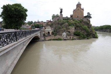 4 Temmuz 2023 Tiflis Georgia. Tiflis 'in merkezinde akan Kura nehri..