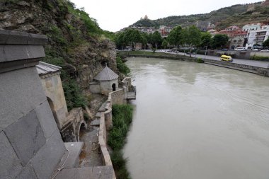 4 Temmuz 2023 Tiflis Georgia. Tiflis 'in merkezinde akan Kura nehri..