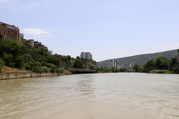 Července 2023 Tbilisi Georgia Full Tekoucí Řeka Kura Centru Tbilisi — Stock fotografie