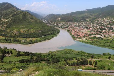 Gürcistan 'da yaz yeşil tepeler ve dağlar.