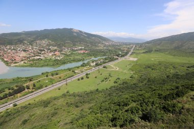 Gürcistan 'da yaz yeşil tepeler ve dağlar.