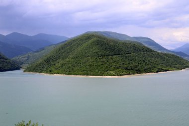 Gürcistan 'da yaz yeşil tepeler ve dağlar.
