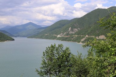 Gürcistan 'da yaz yeşil tepeler ve dağlar.