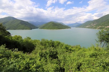 Gürcistan 'da yaz yeşil tepeler ve dağlar.