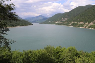 Gürcistan 'da yaz yeşil tepeler ve dağlar.