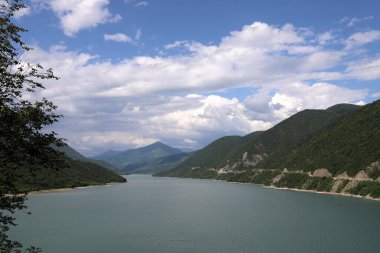 Gürcistan 'da yaz yeşil tepeler ve dağlar.