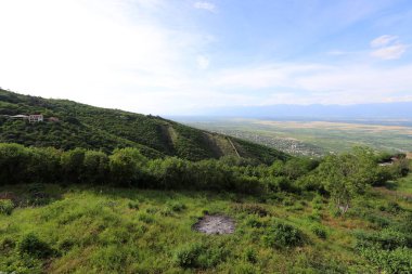 Gürcistan 'da yaz yeşil tepeler ve dağlar.