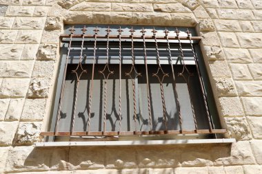 Tek katlı eski bir evde küçük bir pencere..