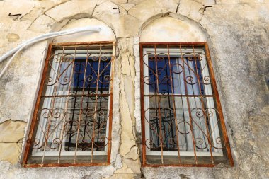 Tek katlı eski bir evde küçük bir pencere..