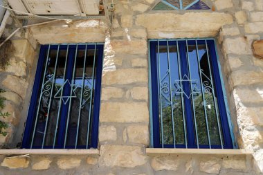 Tek katlı eski bir evde küçük bir pencere..