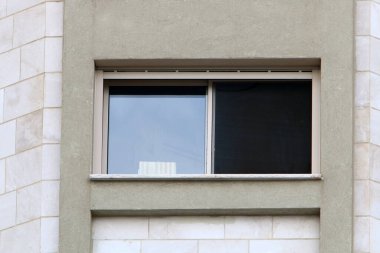 Tek katlı eski bir evde küçük bir pencere..