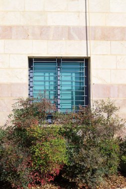 Tek katlı eski bir evde küçük bir pencere..