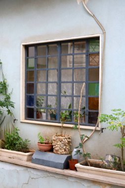 Tek katlı eski bir evde küçük bir pencere..