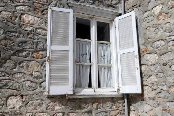 Malé Okno Starém Jednopatrovém Domě — Stock fotografie