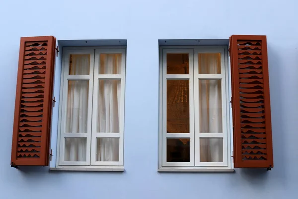 Małe Okno Starym Jednopiętrowym Domu — Zdjęcie stockowe