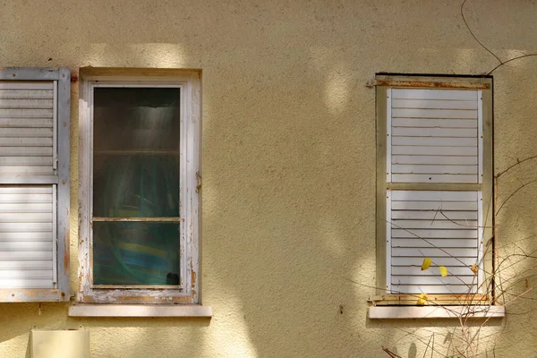 古い一階建ての家の小さな窓 — ストック写真