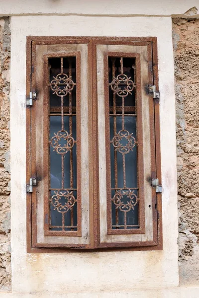 Une Petite Fenêtre Dans Une Vieille Maison Étage — Photo