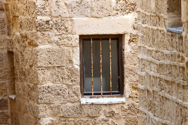Tek Katlı Eski Bir Evde Küçük Bir Pencere — Stok fotoğraf