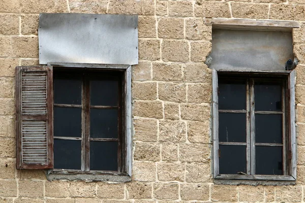 Ein Kleines Fenster Einem Alten Einstöckigen Haus — Stockfoto