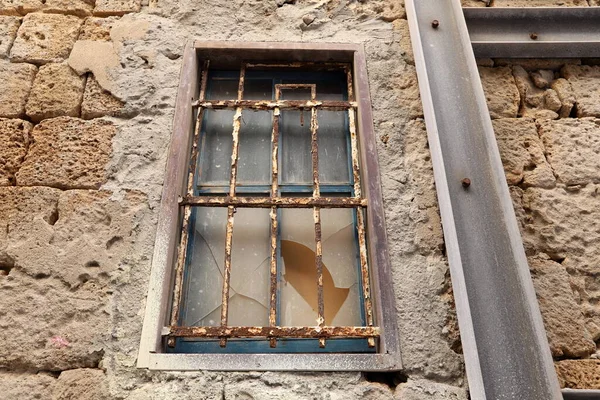 古い一階建ての家の小さな窓 — ストック写真