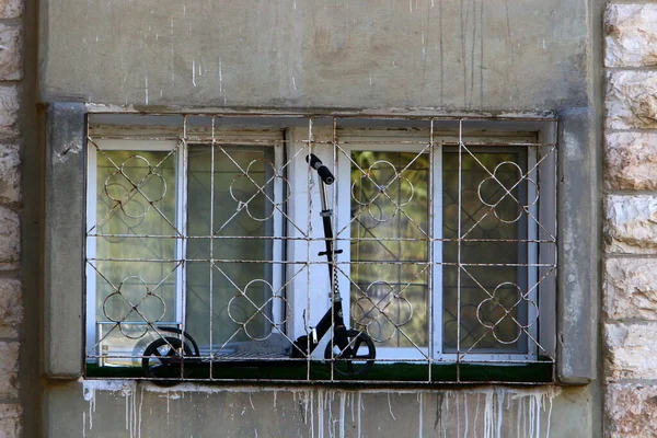 Tek Katlı Eski Bir Evde Küçük Bir Pencere — Stok fotoğraf