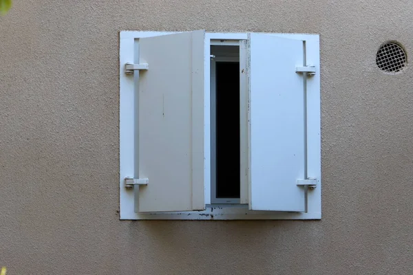 Malé Okno Starém Jednopatrovém Domě Stock Snímky