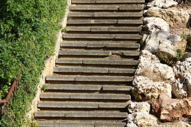 Merdivenler - binaların ve yapıların inşasında mimari bir detay.