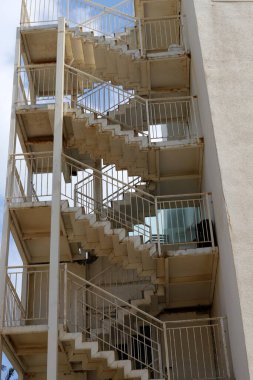 Merdivenler - binaların ve yapıların inşasında mimari bir detay.