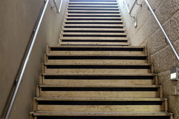 Σκάλες Μια Αρχιτεκτονική Λεπτομέρεια Στην Κατασκευή Κτιρίων Και Κατασκευών — Φωτογραφία Αρχείου