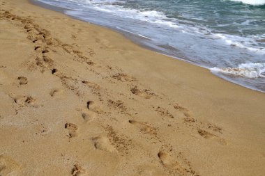 Akdeniz 'deki kumda ayak izleri.