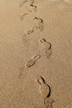 Akdeniz 'deki kumda ayak izleri.