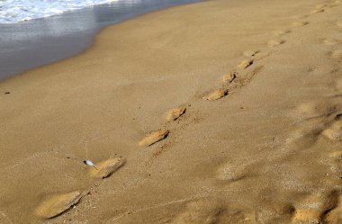 Akdeniz 'deki kumda ayak izleri.