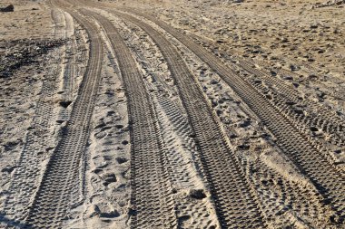Akdeniz 'deki kumda ayak izleri.