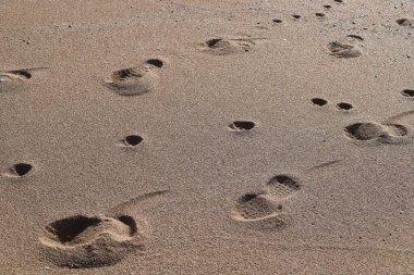 Akdeniz 'deki kumda ayak izleri.