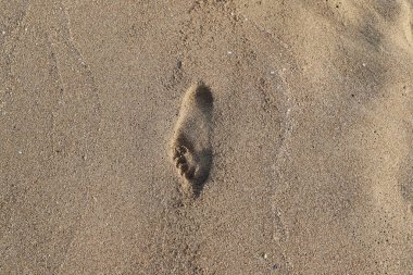 Akdeniz 'deki kumda ayak izleri.