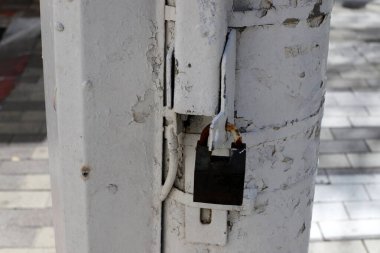 Kapıda eski bir asma kilit asılı.