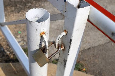 Kapıda eski bir asma kilit asılı.