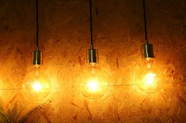 Geceleri odayı aydınlatmak için tavan lambası..