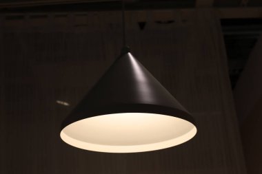 Geceleri odayı aydınlatmak için tavan lambası..