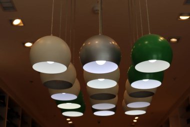 Geceleri odayı aydınlatmak için tavan lambası..