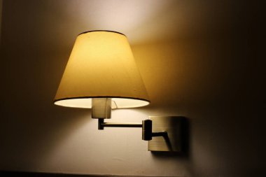 Geceleri odayı aydınlatmak için tavan lambası..