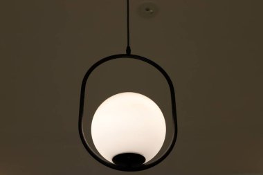 Geceleri odayı aydınlatmak için tavan lambası..