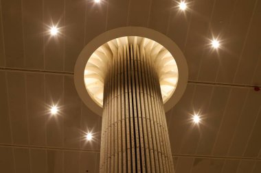 Geceleri odayı aydınlatmak için tavan lambası..