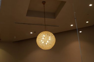 Geceleri odayı aydınlatmak için tavan lambası..