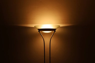 Geceleri odayı aydınlatmak için tavan lambası..