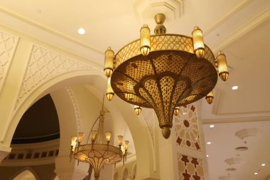 Geceleri odayı aydınlatmak için tavan lambası..