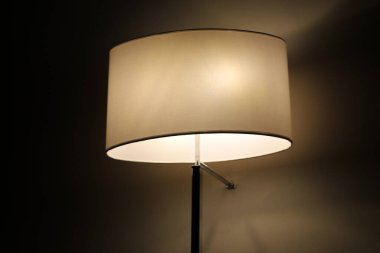 Geceleri odayı aydınlatmak için tavan lambası..