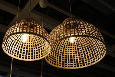 Geceleri odayı aydınlatmak için tavan lambası..