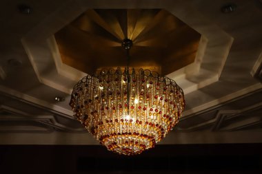 Geceleri odayı aydınlatmak için tavan lambası..